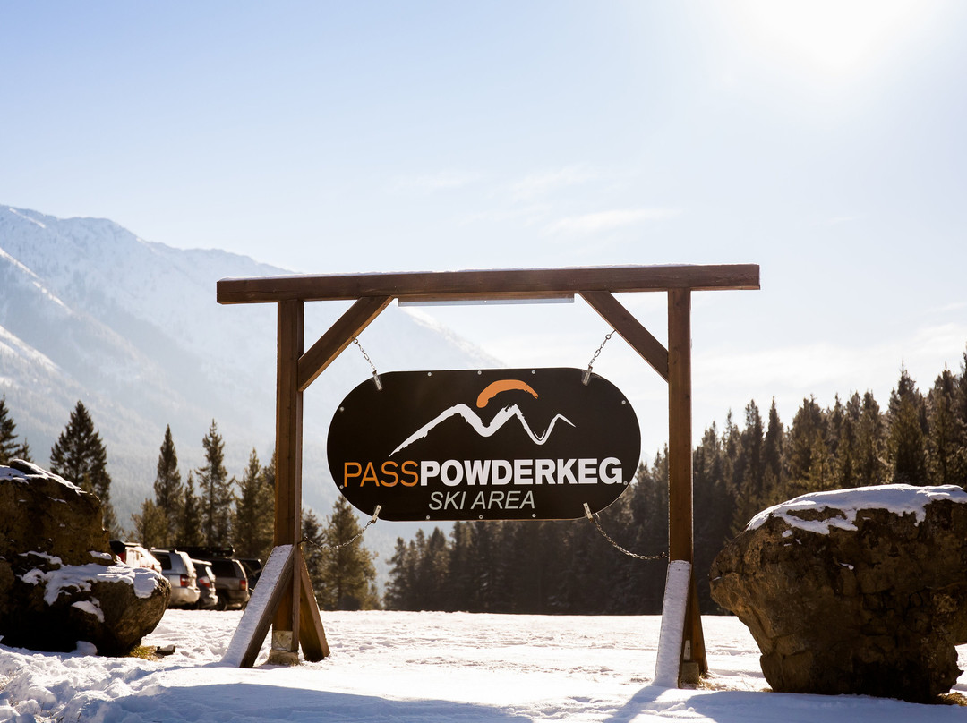 Pass Powderkeg Ski Area景点图片
