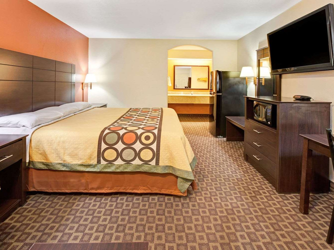 贝敦速8酒店主图