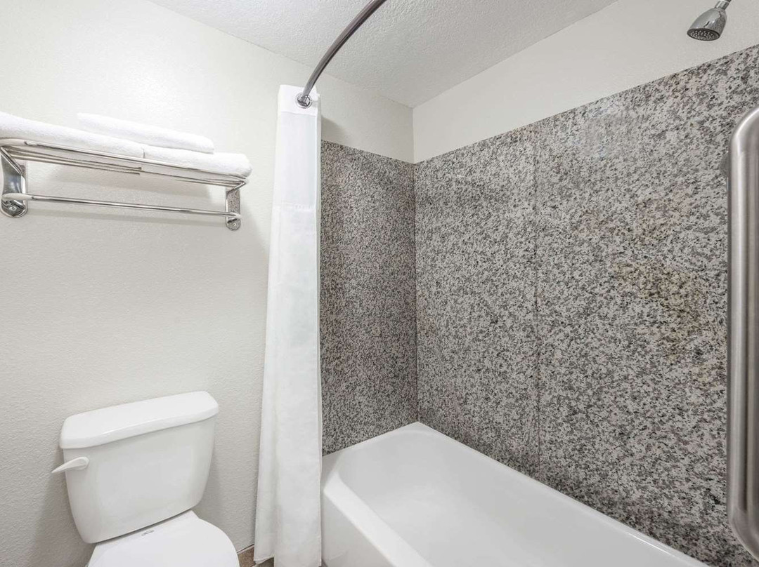 Super 8 by Wyndham Moberly MO主图