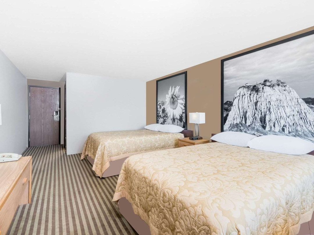 鲍曼速8酒店主图