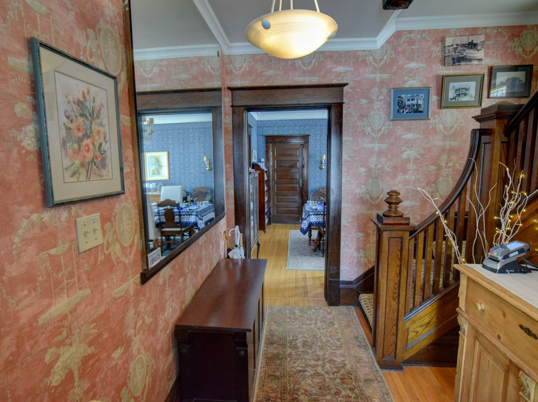 Chantry Breezes B&B主图