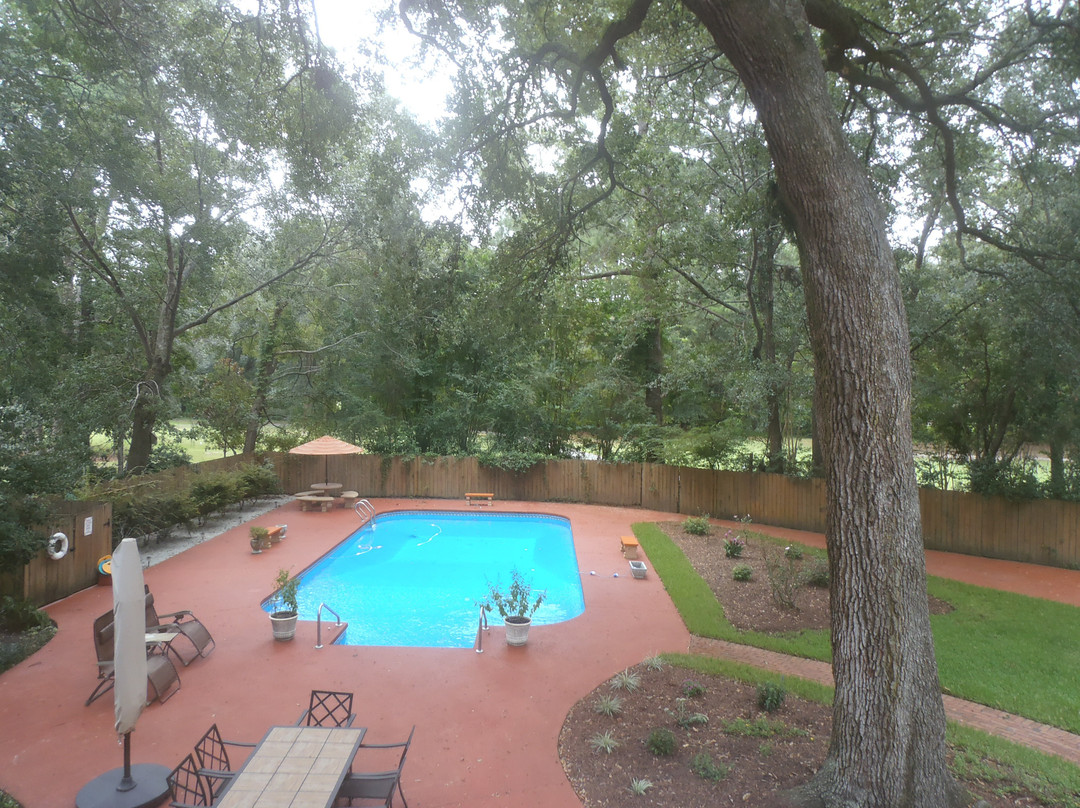 Tudor Oaks Inn主图