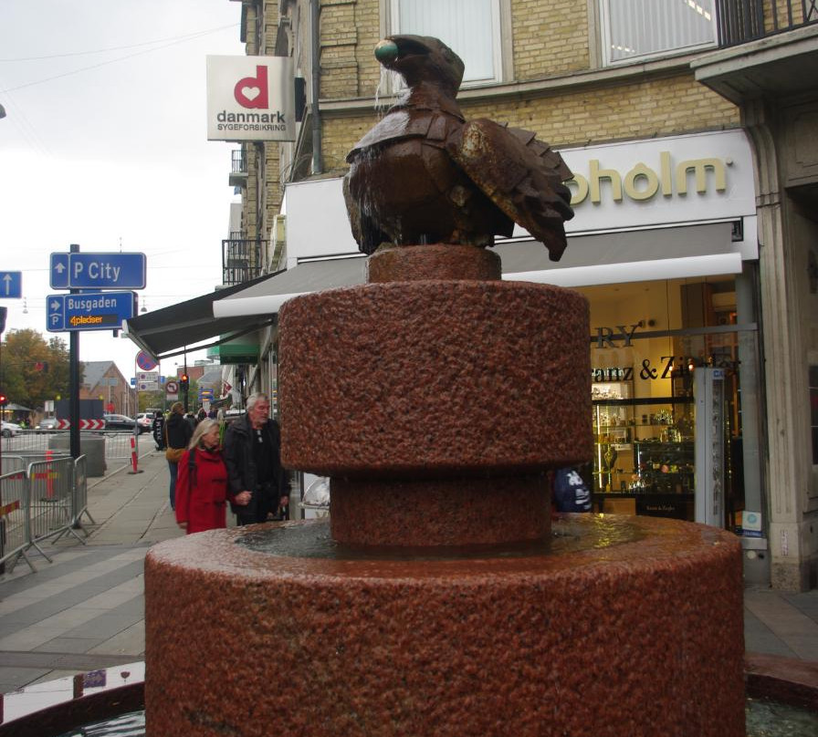 Bird with gold apple-欧胡斯必去景点