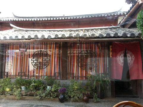 屋顶上的瓦猫小栈主图