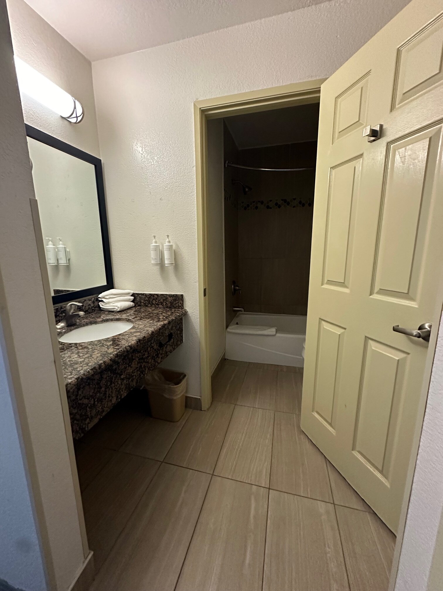 Super 8 by Wyndham Santa Clarita/Valencia-浴室