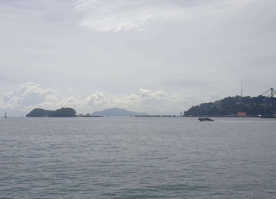 瑞雅巴布亚酒店主图