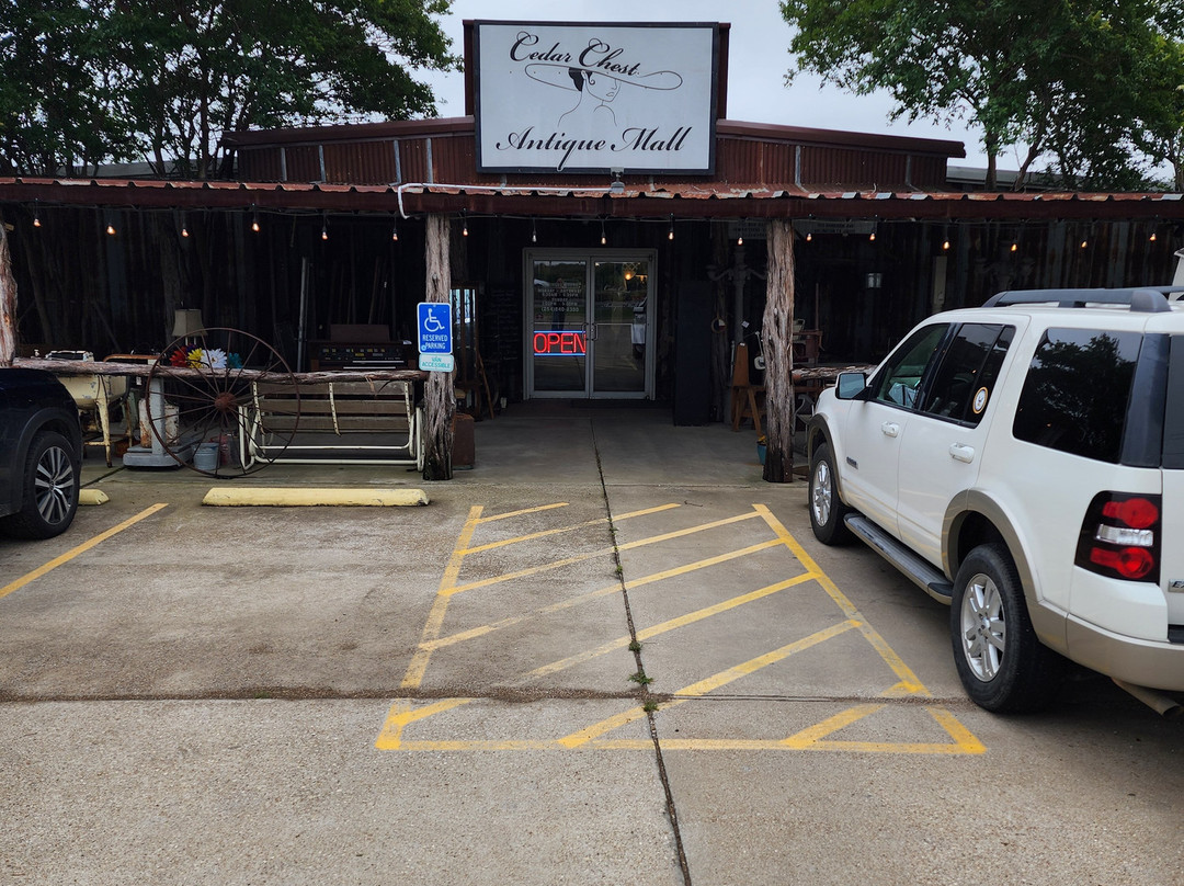 Cedar Chest Antique Mall-McGregor必去景点