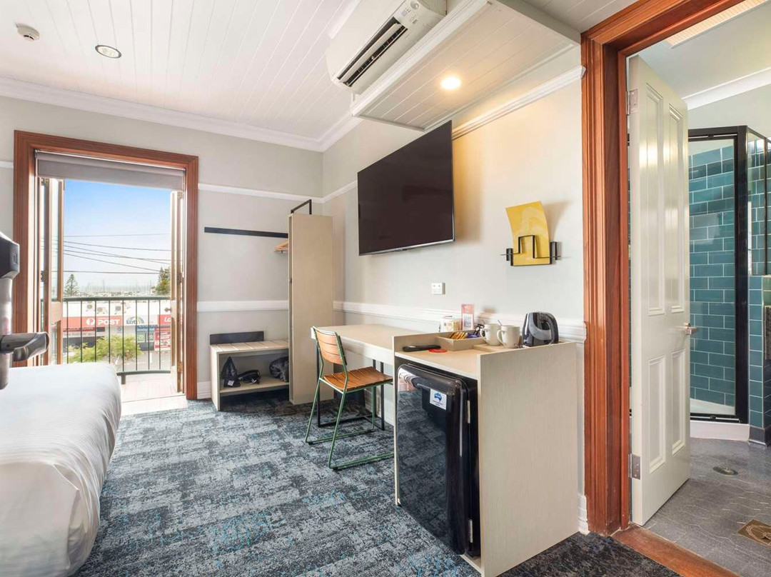 Nightcap At Manly Hotel主图