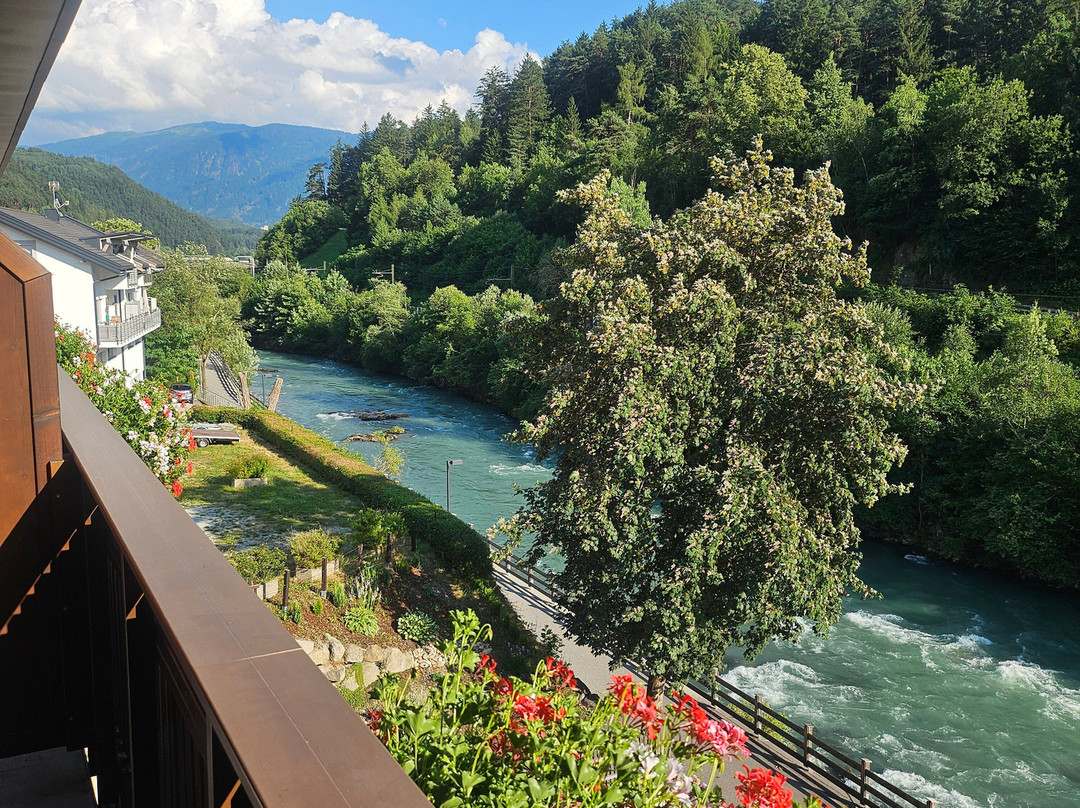 River Hotel Post主图