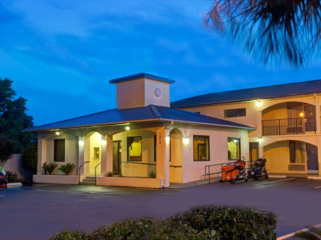 Super 8 by Wyndham Walterboro