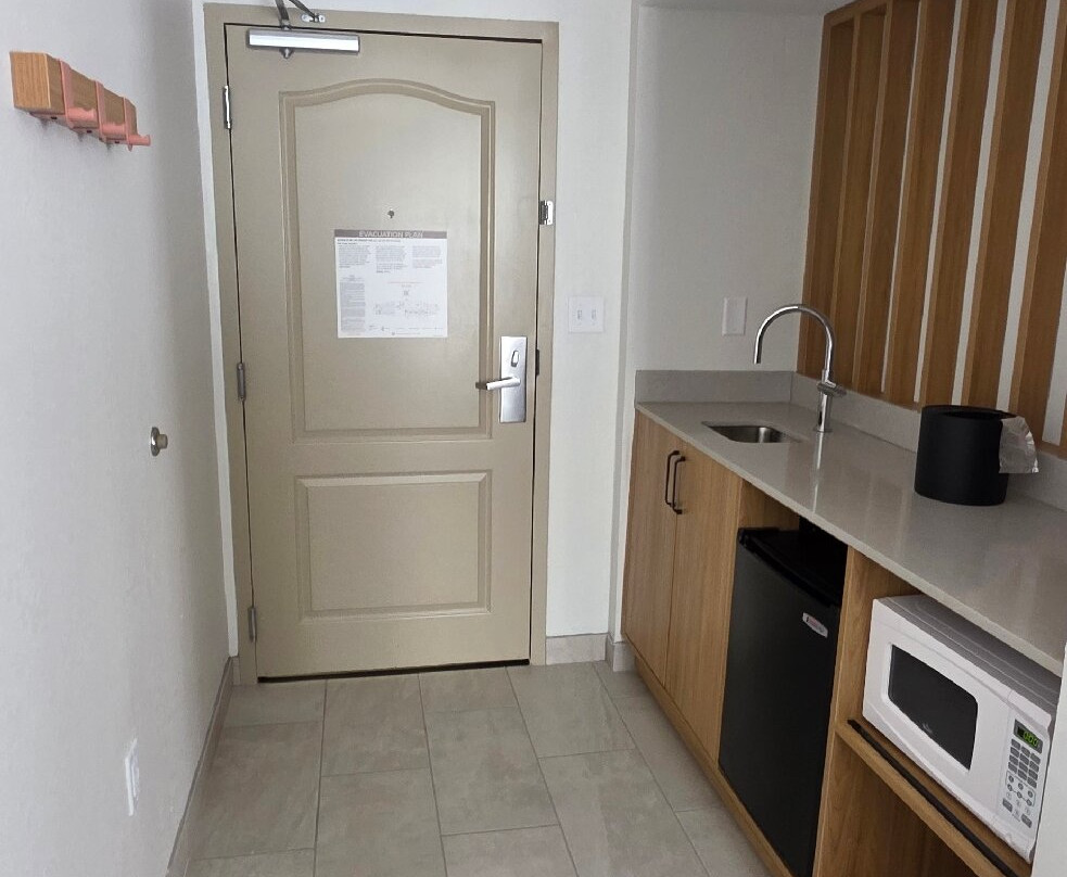 普利茅斯汉普顿酒店及套房主图