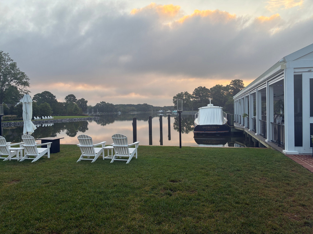 The Oaks Waterfront Hotel主图