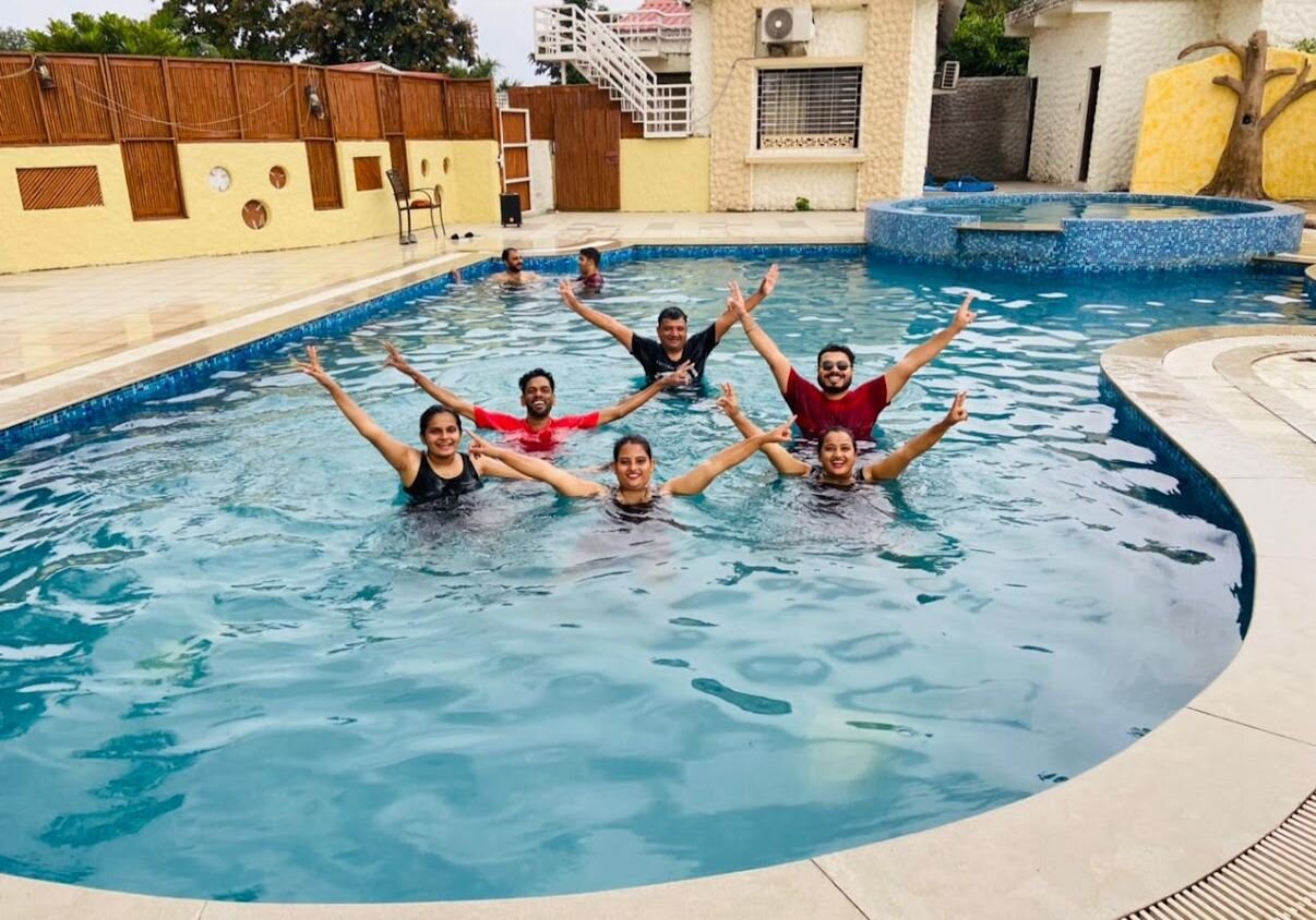 Royal Karhandla Resort-泳池