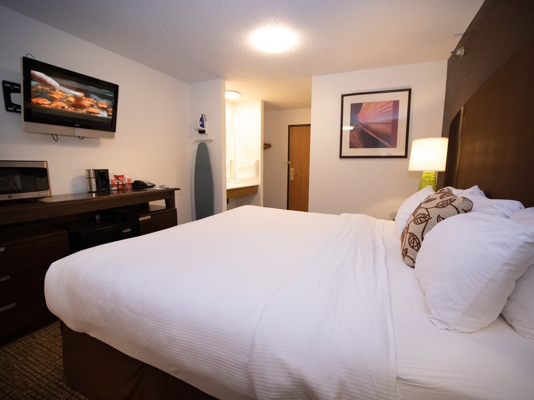 Alliance Hotel & Suites, a Howard Johnson by Wyndham主图