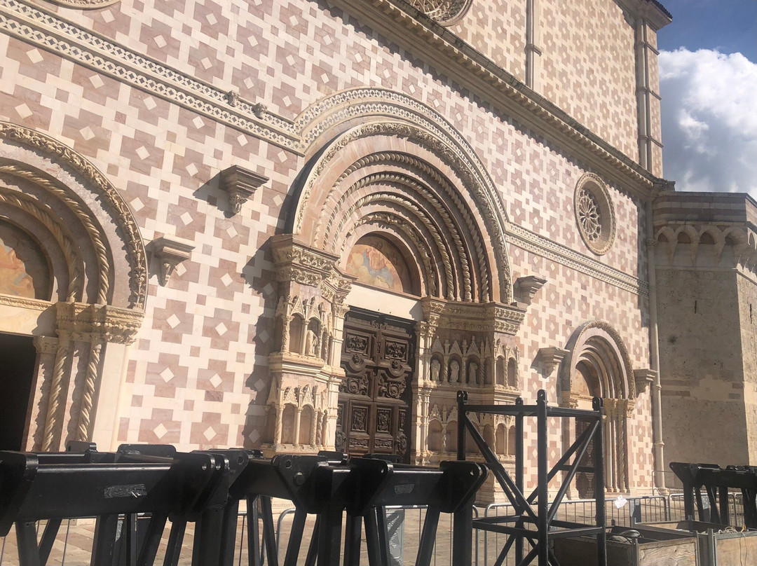 Basilica di Santa Maria di Collemaggio e Porta Santa-拉奎拉必去景点