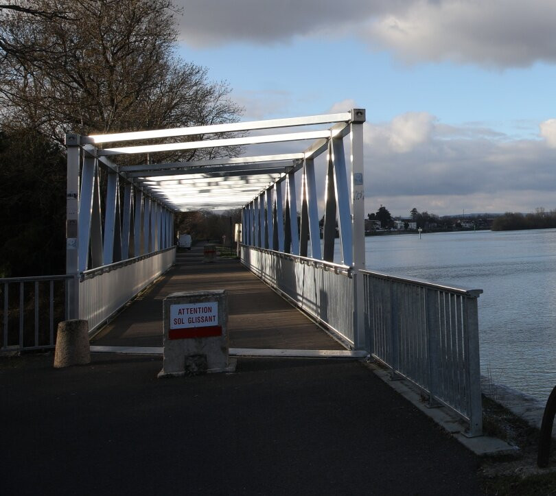 Passerelle de la Corne-Lux必去景点