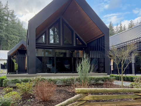 河上罗威那酒店主图