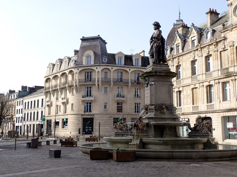 Statue de Charles de Gonzague-沙勒维尔梅济耶尔必去景点