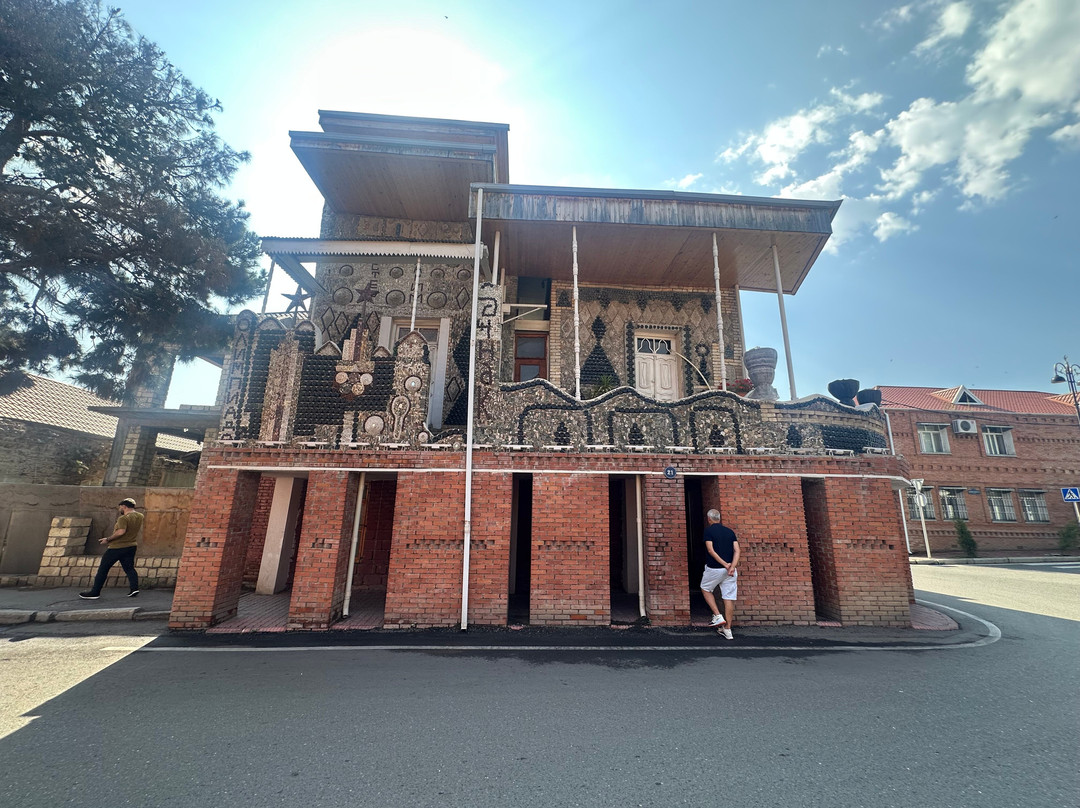 Bottle House-占贾必去景点