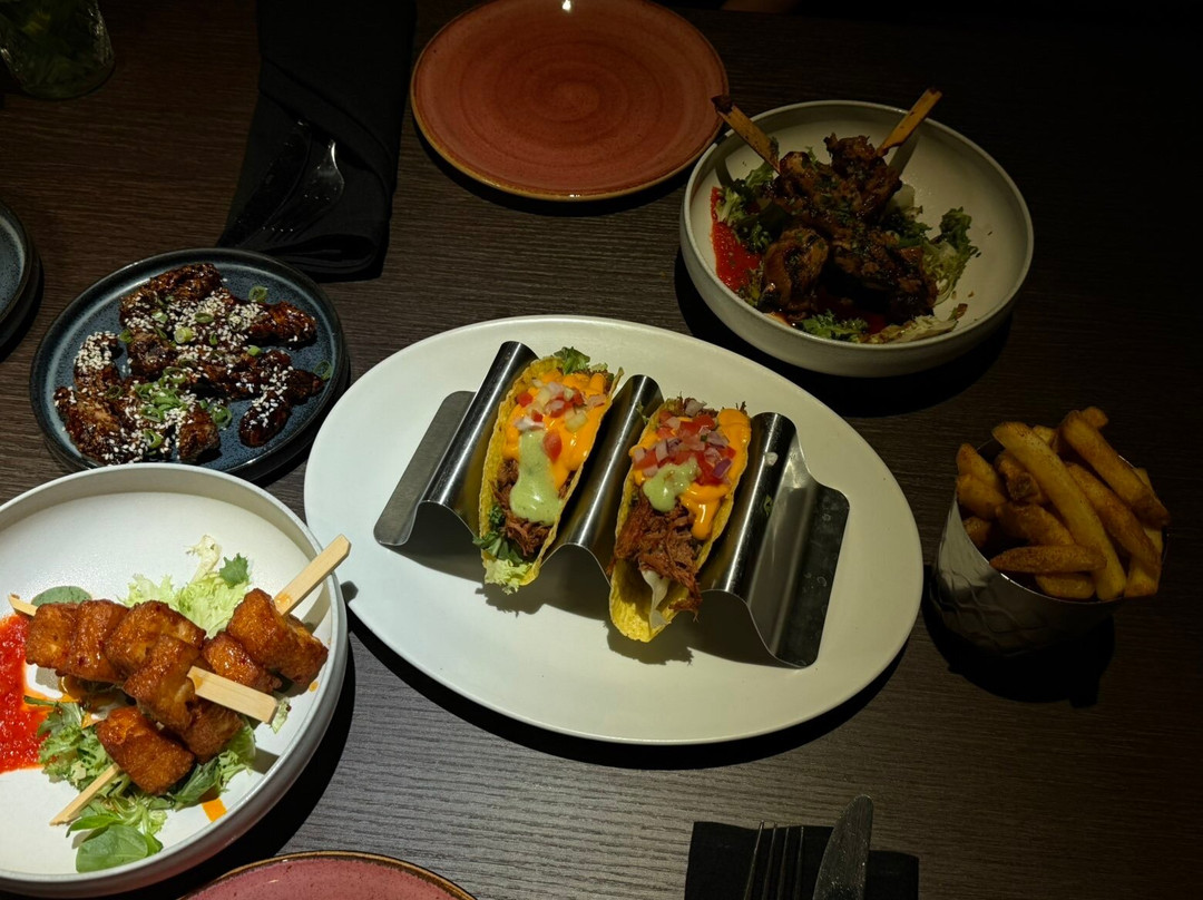Roca Restaurant & Lounge