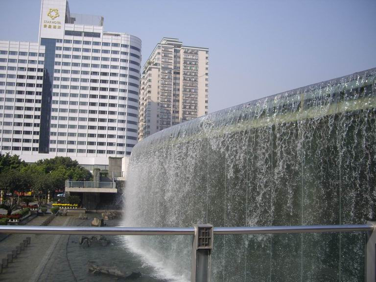 广州东站广场水景瀑布-广州市必去景点