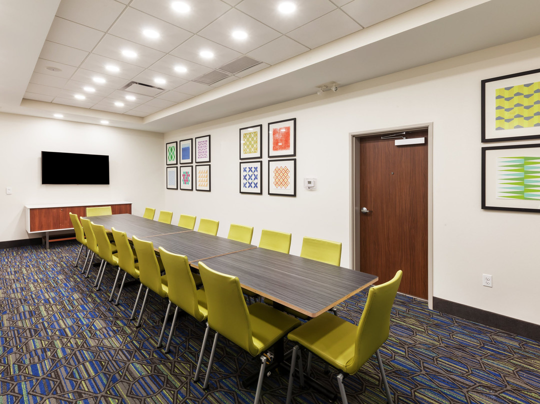 Holiday Inn Express & Suites Lenexa - Overland Park Area by IHG主图