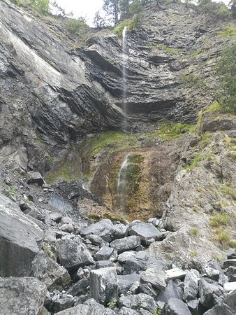 Ujëvara E Rrogamit - Rrogami Waterfall景点图片