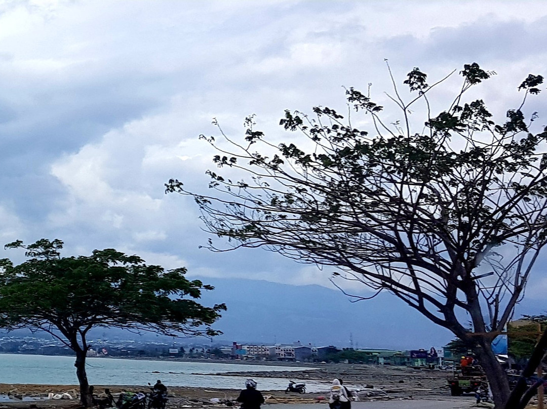 Tumbelaka Beach景点图片