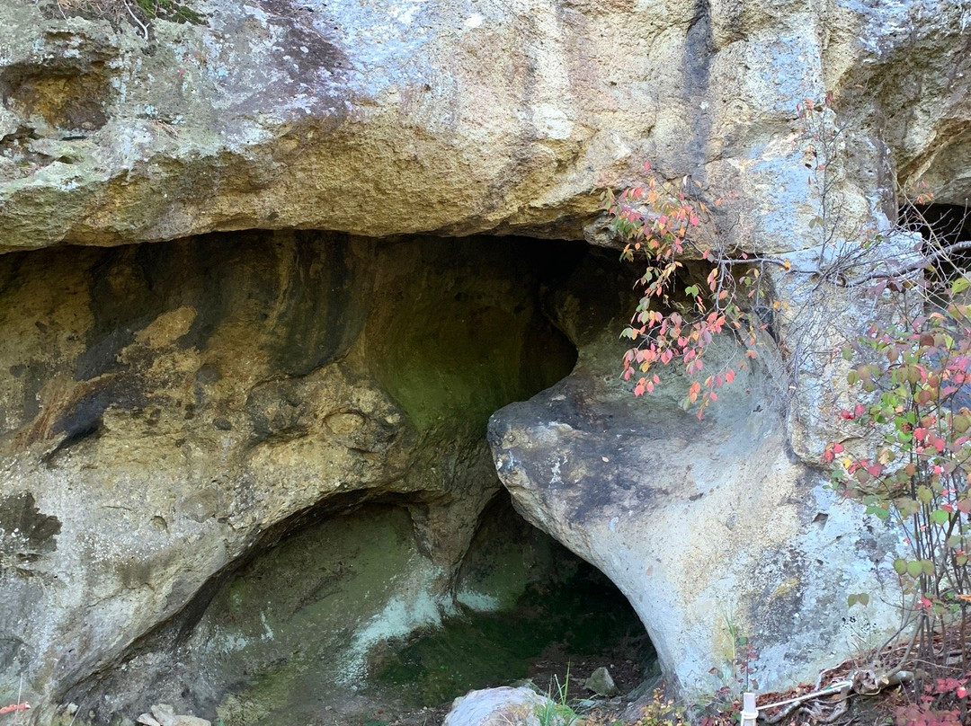 Hibakoiwa Cave景点图片