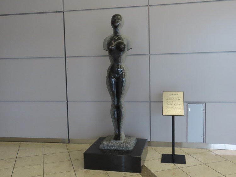 Shinsai ni Tatazumu Megami Statue