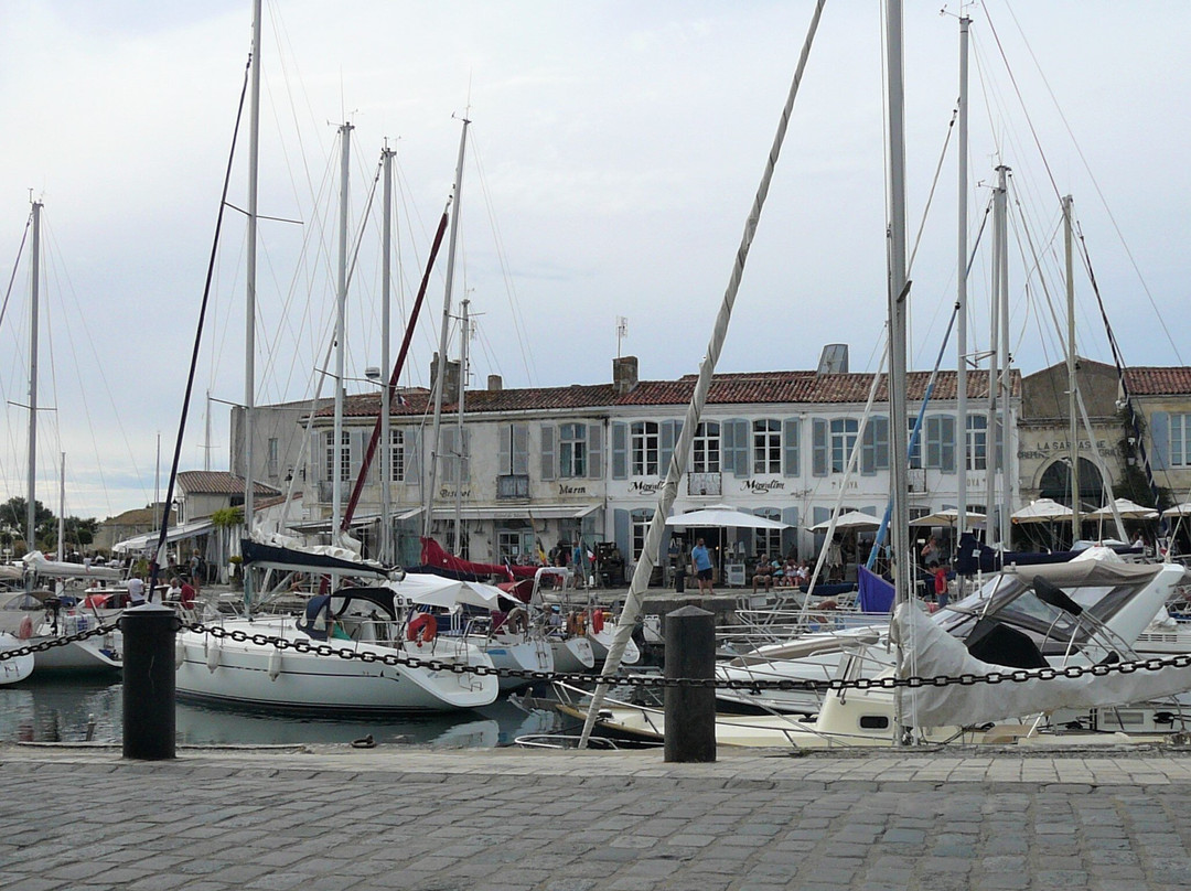 科罗娜酒店主图