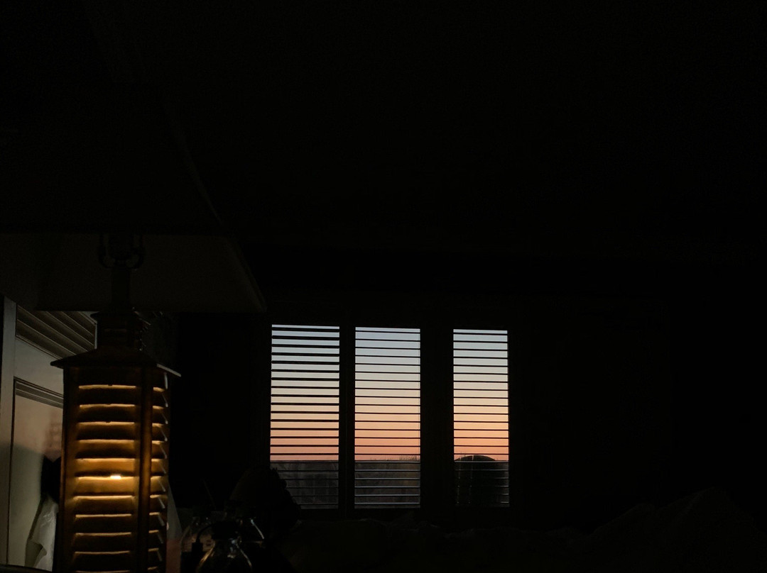 Shutters On the Banks主图