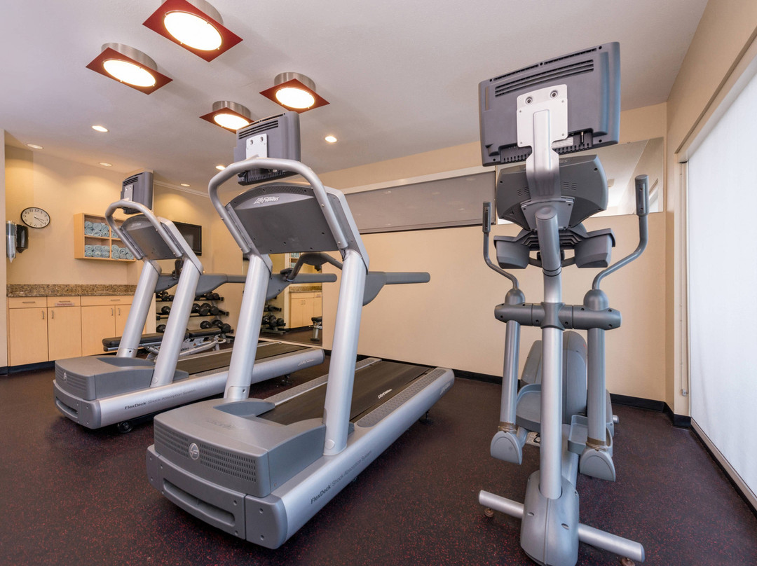 亨廷顿唐普雷斯套房酒店主图