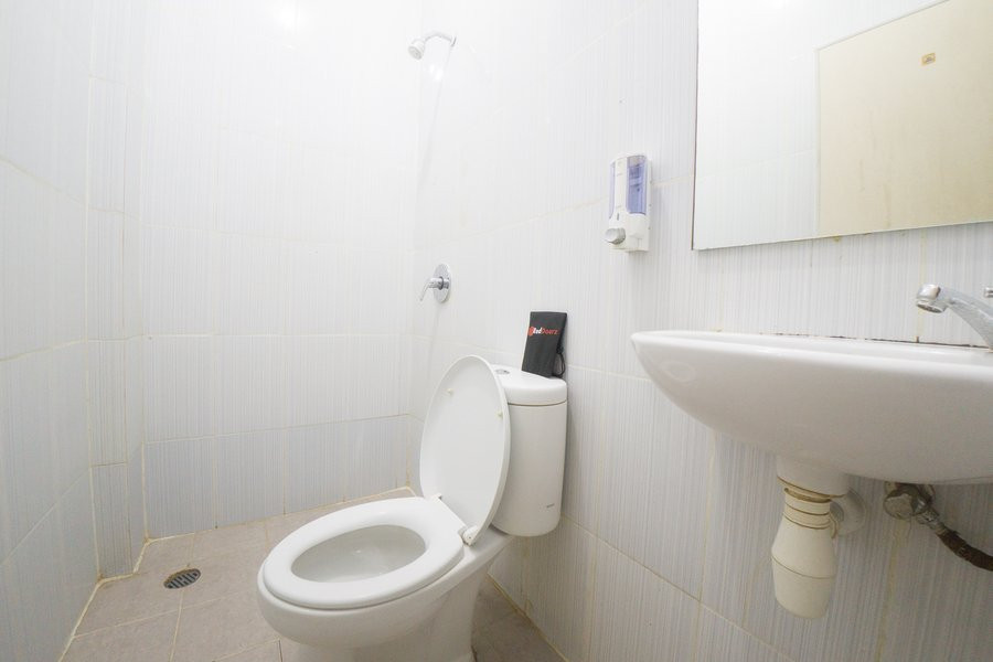 RedDoorz Plus near Mall Panakkukang 2主图