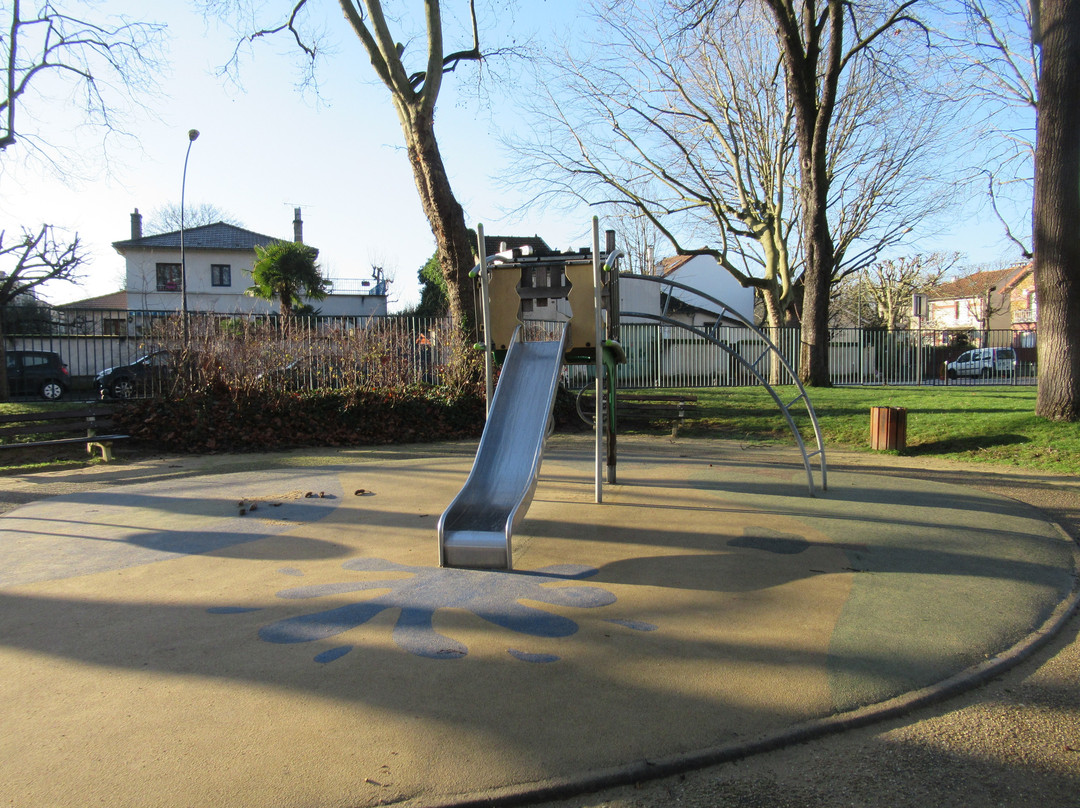 Square Victor Basch-圣莫代福塞必去景点