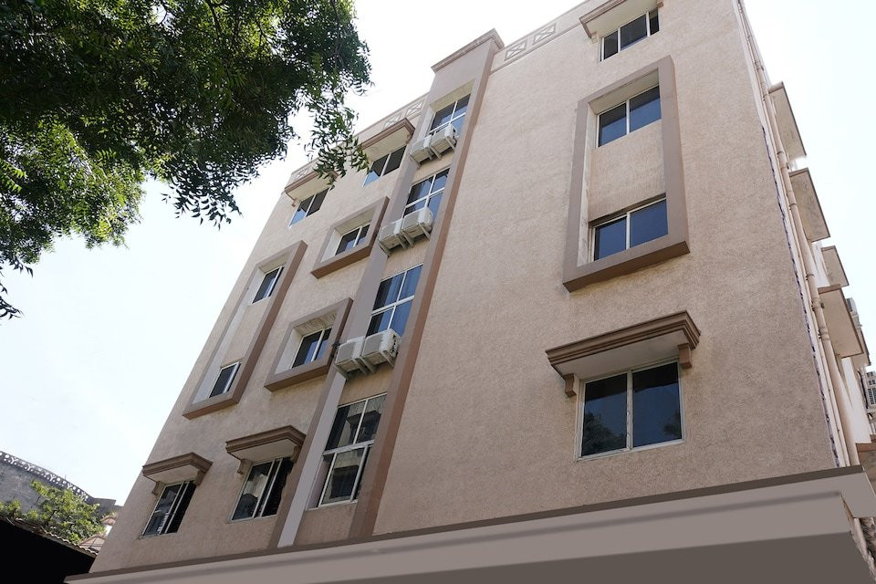 OYO Anuguna Tulasi Grand Near JNTU University Hyderabad主图