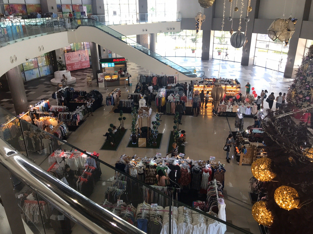 Robinsons Place-拉斯皮纳斯市必去景点