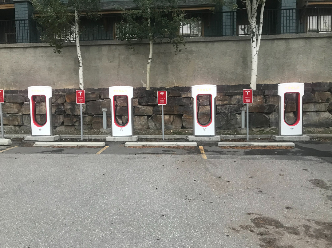 Canmore Rocky Mountain Inn主图