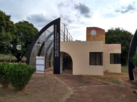 Monumento aos Heroicos Retirantes-Monte Alegre de Minas必去景点