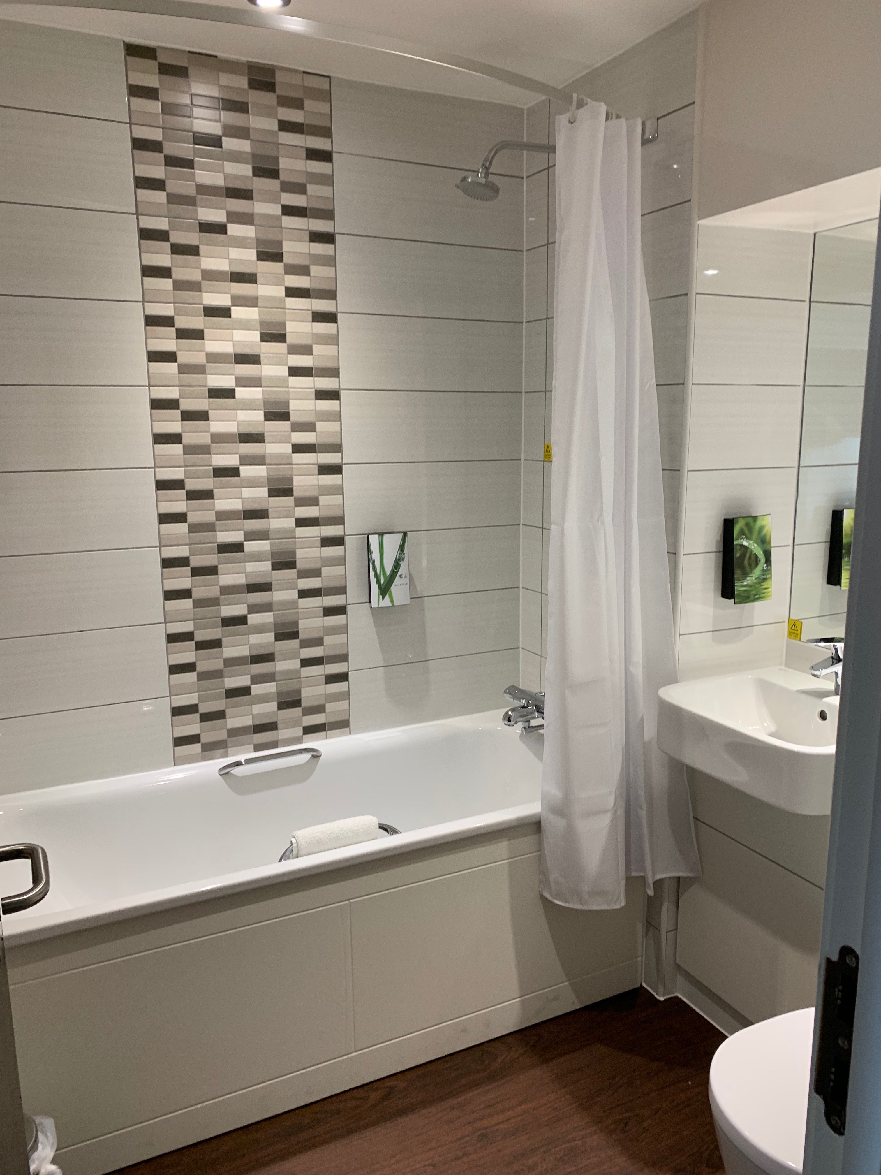 Premier Inn Milton Keynes Theatre District-浴室