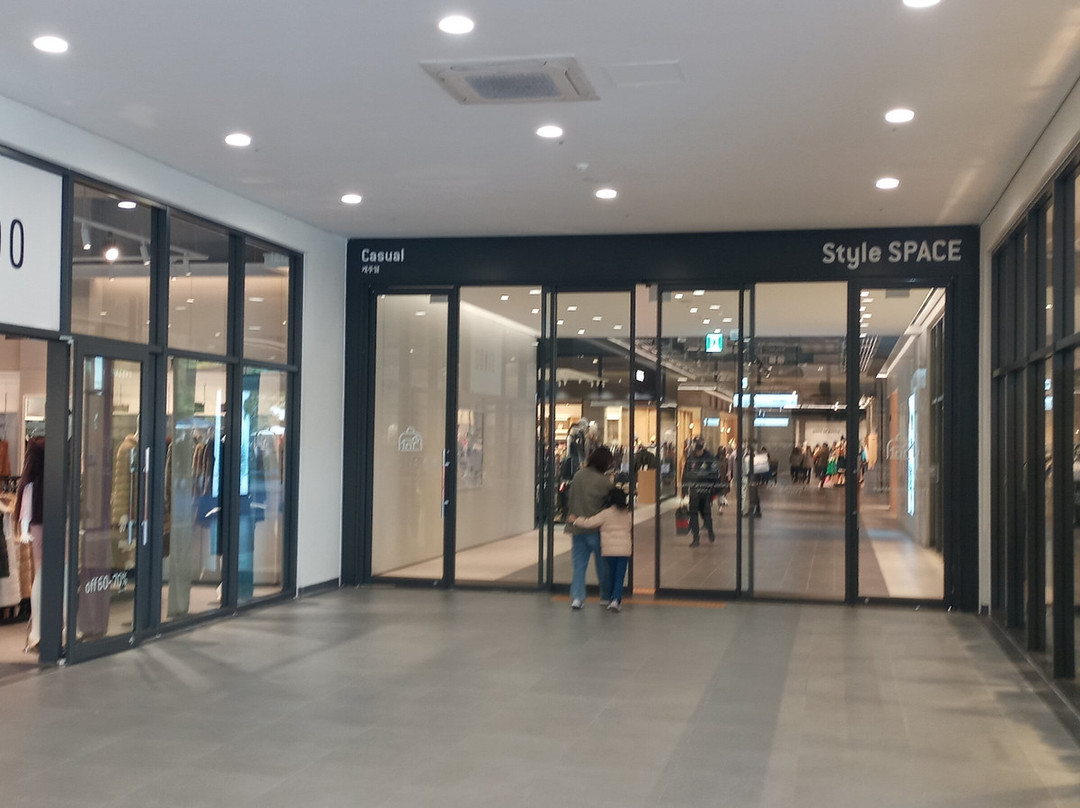 Hyundai Premium Outlet Space One