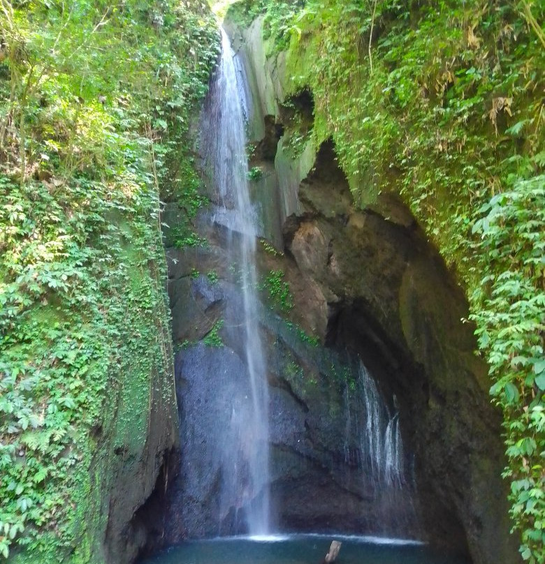 Pengempu Waterfall景点图片