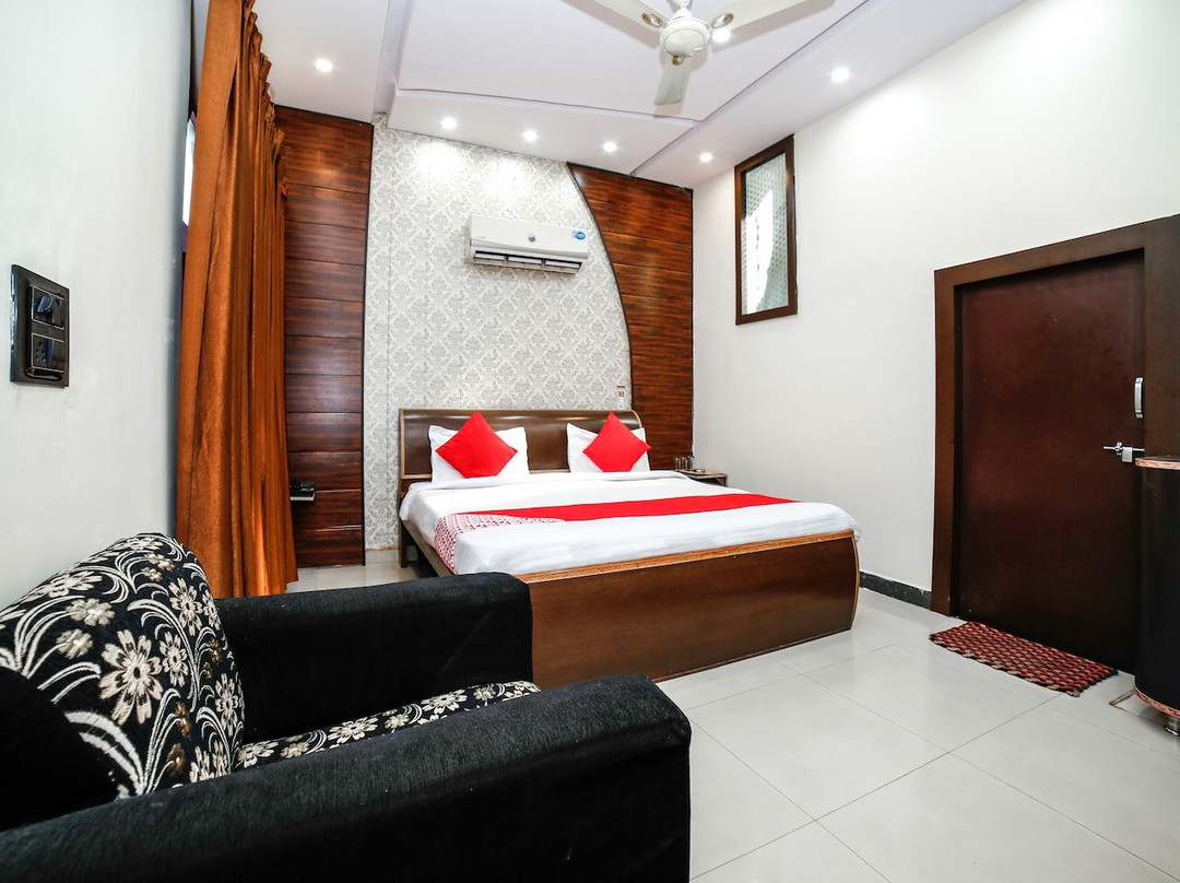 OYO 28071 Hotel Prakash Regency