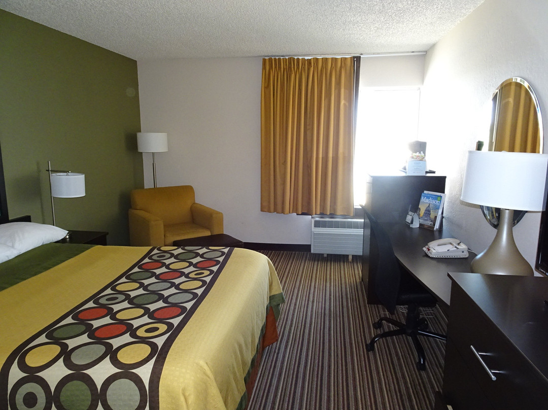 Super 8 by Wyndham Madison South主图