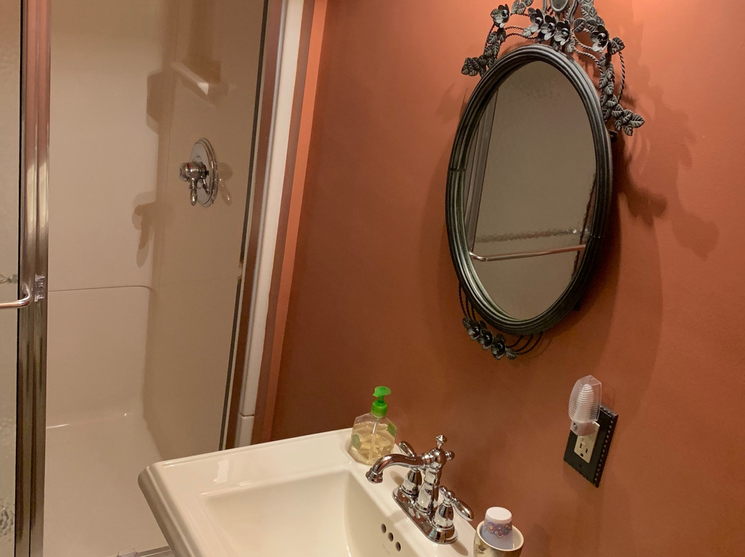 The Avenue Guesthouse and Gallery (formerly Forgotten Seasons Bed & Breakfast)主图