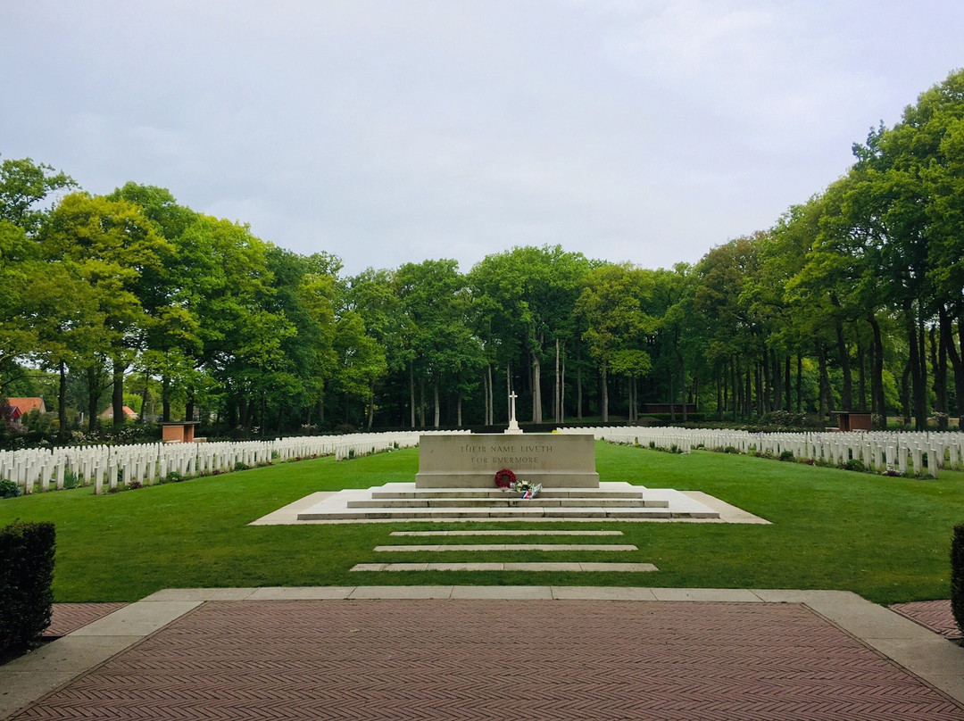 Airborne Cemetery景点图片