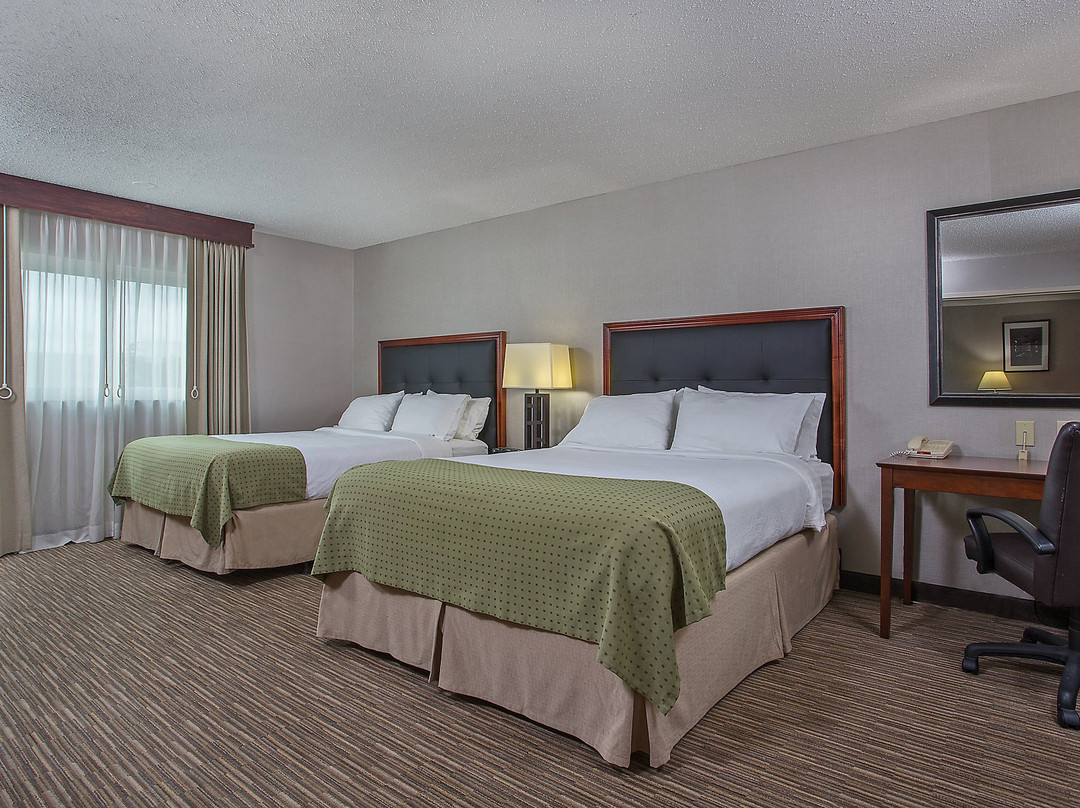 大学广场保龄格林假日酒店主图