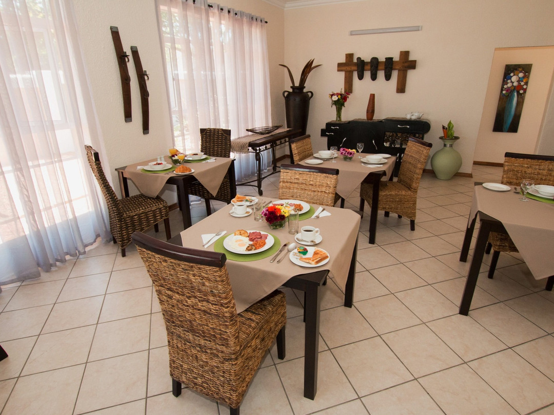 Summer Garden Guest House (Urban Jungle)主图