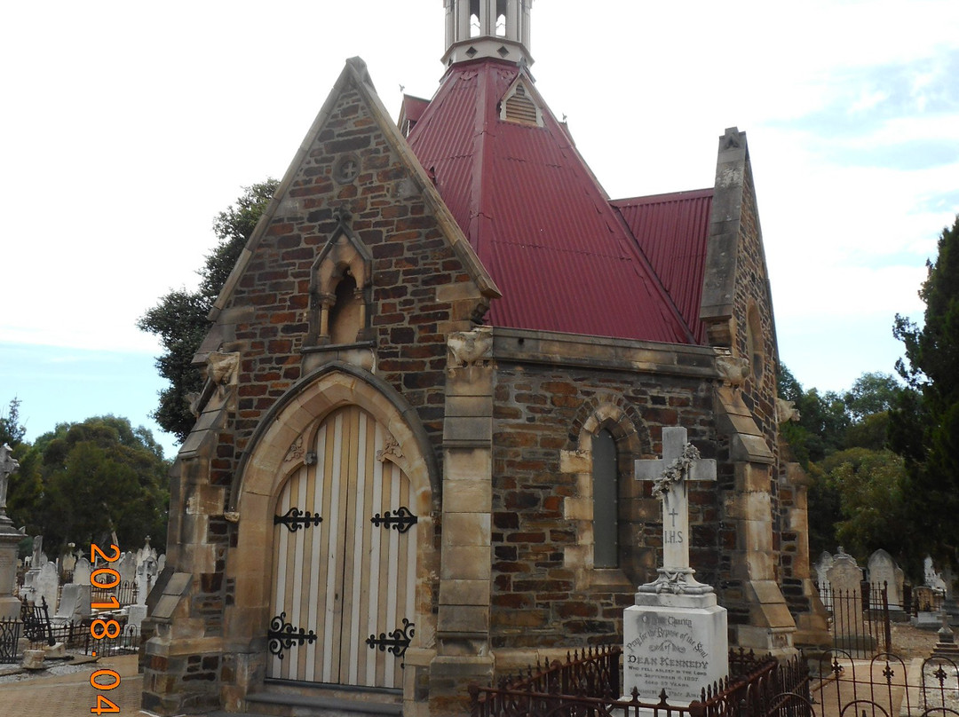 West Terrace Cemetery景点图片