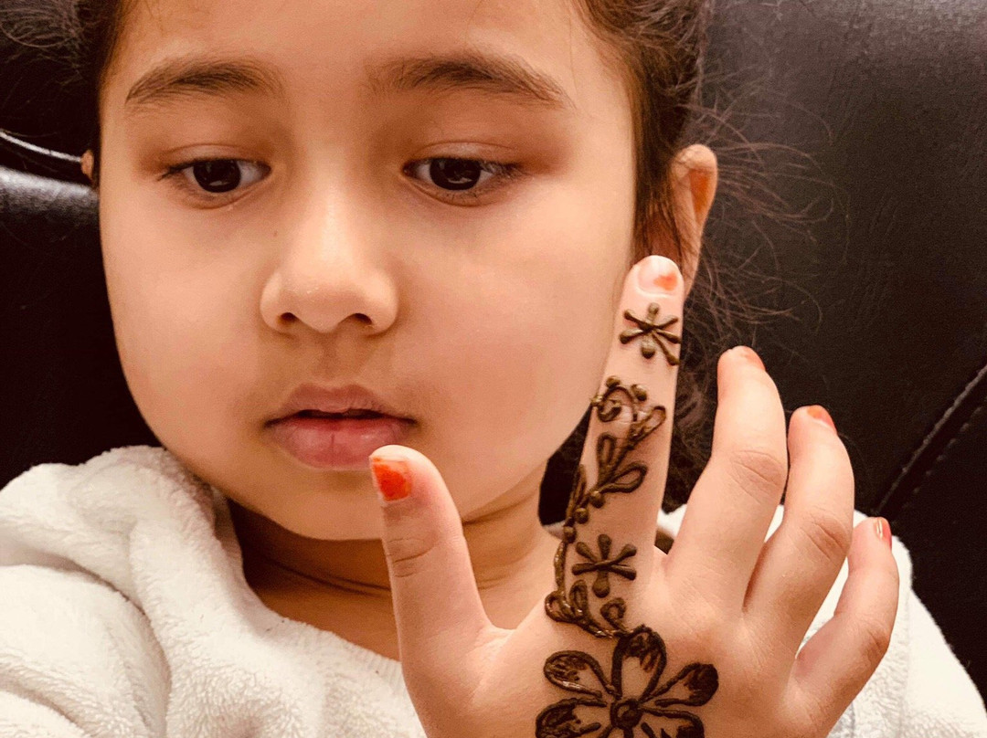 Karma Eyebrow Threading and Henna-Lanham必去景点